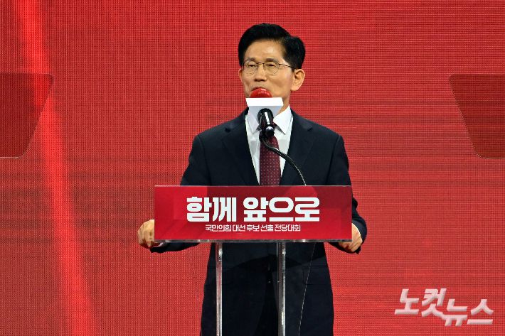 3일 경기도 일산 킨텍스에서 열린 국민의힘 제21대 대통령 선거 후보 선출을 위한 제5차 전당대회에서 대선 후보로 선출된 김문수 대선 후보가 수락 연설을 하고 있다. 윤창원 기자