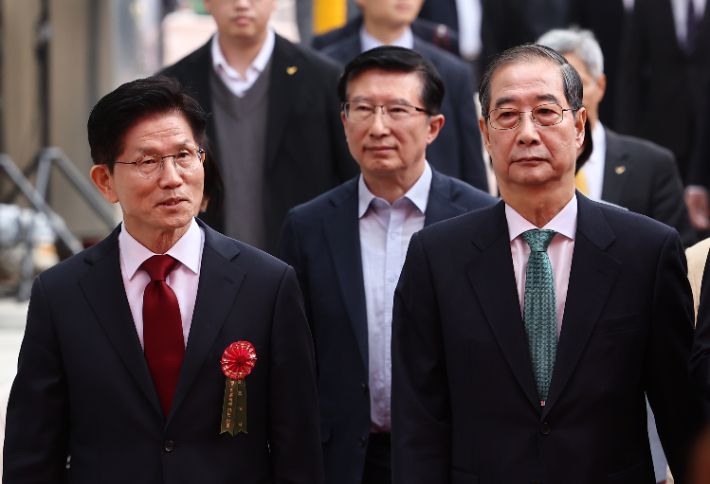 봉축법요식 참석하는 김문수 대선 후보-한덕수 대선 예비후보. 연합뉴스