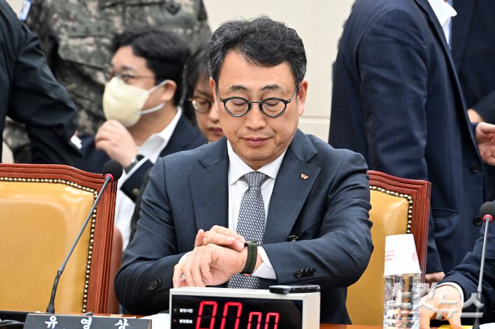 유영상 SK텔레콤 대표이사가 지난달 30일 서울 여의도 국회에서 열린 과학기술정보방송통신위원회의 방송통신 분야 청문회에서 시간을 확인하고 있다. 윤창원 기자