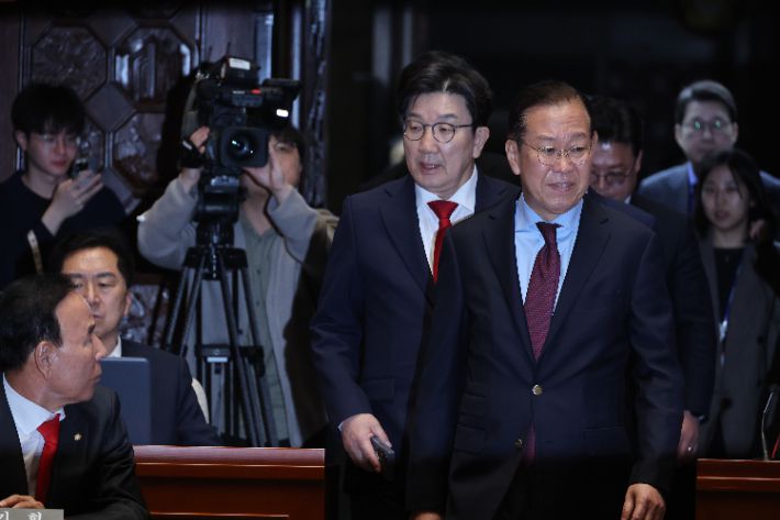 국민의힘 권영세 비상대책위원장과 권성동 원내대표가 5일 서울 여의도 국회에서 열린 의원총회에 참석하고 있다. 연합뉴스
