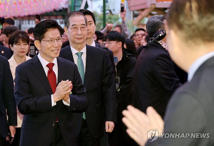 (서울=연합뉴스) 한상균 기자 = 국민의힘 김문수 대선 후보와 무소속 한덕수 대선 예비후보가 5일 서울 종로구 조계사에서 열린 불기 2569년 부처님오신날 봉축법요식에 참석하고 있다. 2025.5.5 xyz@yna.co.kr 연합뉴스