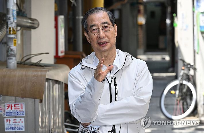 (서울=연합뉴스) 김인철 기자 = 한덕수 전 국무총리가 2일 서울 종로구의 한 식당에서 오세훈 서울시장과 오찬 간담회를 마치고 백브리핑을 하고 있다. 2025.5.2 [공동취재] yatoya@yna.co.kr 연합뉴스