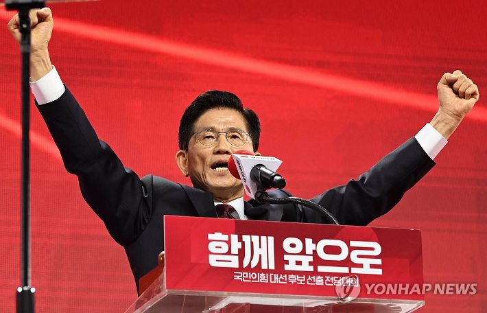 (고양=연합뉴스) 박동주 기자 = 국민의힘 대선 후보로 선출된 김문수 후보가 3일 경기 고양시 킨텍스에서 열린 국민의힘 전당대회에서 수락 연설을 하고 있다. 2025.5.3 [공동취재] pdj6635@yna.co.kr 연합뉴스