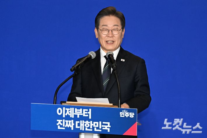 30일 서울 여의도 국회 의원회관에서 열린 더불어민주당 제21대 대통령선거 '진짜 대한민국' 중앙선거대책위원회 출범식에서 이재명 대선 후보가 발언을 하고 있다. 윤창원 기자