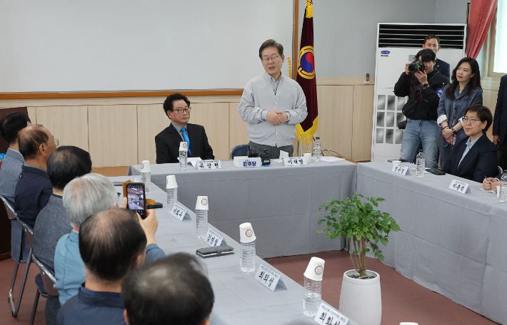 더불어민주당 이재명 대선 후보가 7일 전북 익산시 대한노인회 익산시지회에서 열린 노인회 간담회에서 인사를 하고 있다. 연합뉴스