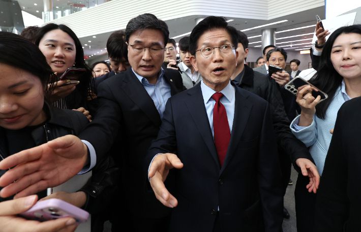 국민의힘 김문수 대선 후보가 6일 아시아태평양경제협력체(APEC) 회의장인 경북 경주시 경주화백컨벤션센터에서 국민의힘 재선 의원 모임 간사인 엄태영 의원과 초선 의원 모임 간사인 김대식 의원의 방문을 받고 일정 중단을 선언한 뒤 이동하고 있다. 연합뉴스