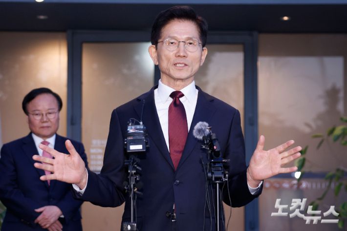 김문수 국민의힘 대선후보가 7일 서울 종로구의 한 식당에서 한덕수 무소속 대선 예비후보와 후보 단일화 관련 회동을 마친 후 취재진의 질문에 답하고 있다. 류영주 기자