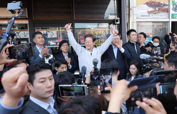 더불어민주당 이재명 대선 후보가 '골목골목 경청투어:국토종주편'에 나선 7일 정은경 총괄선대위원장과 함께 전북 진안군 새참거리를 찾아 연설을 하고 있다. 연합뉴스