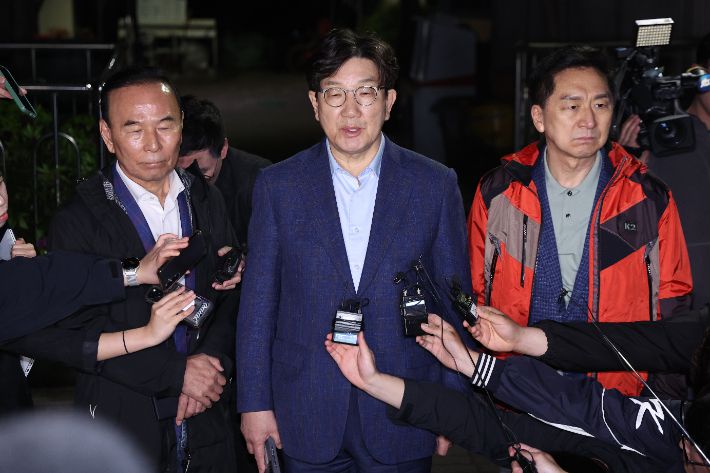 국민의힘 권성동 원내대표와 김기현·박덕흠 의원이 6일 후보 단일화 압박에 반발하며 후보 일정을 중단하고 상경한 김문수 대선 후보를 만나기 위해 서울 관악구 김 후보의 자택 앞에서 기다리다 김 후보가 오지 않자 자리를 떠나며 입장을 밝히고 있다. 연합뉴스