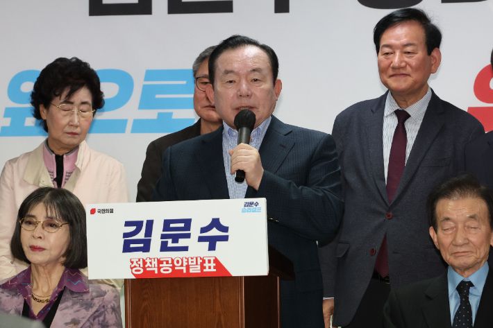 국민의힘 김문수 대선 후보를 지지하는 이인제 전 의원 등 전직 국회의원들이 7일 서울 여의도 후보 캠프에서 원칙에 따른 공정한 단일화 과정을 요구하고 있다. 연합뉴스