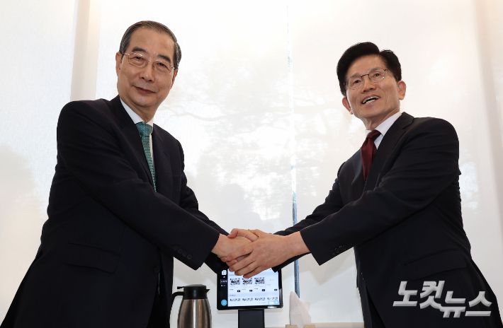 국민의힘 김문수 대선후보와 무소속 한덕수 대선 예비후보가 7일 서울 종로구의 한 식당에서 후보 단일화와 관련해 회동하고 있다. 류영주 기자