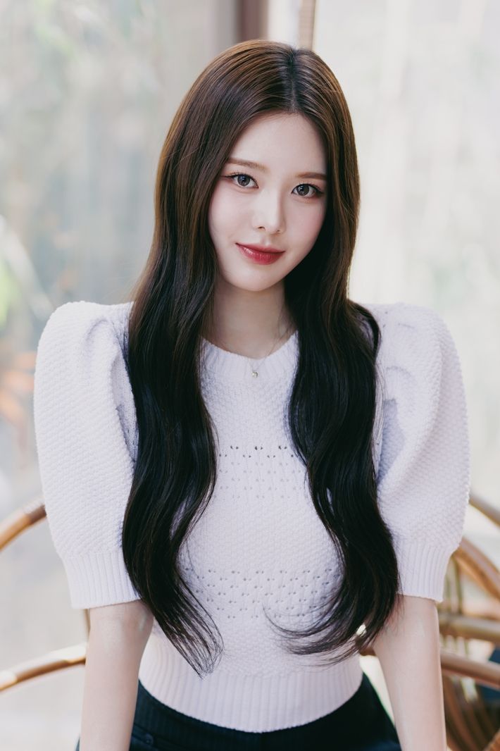 이즈나 방지민. 웨이크원 제공