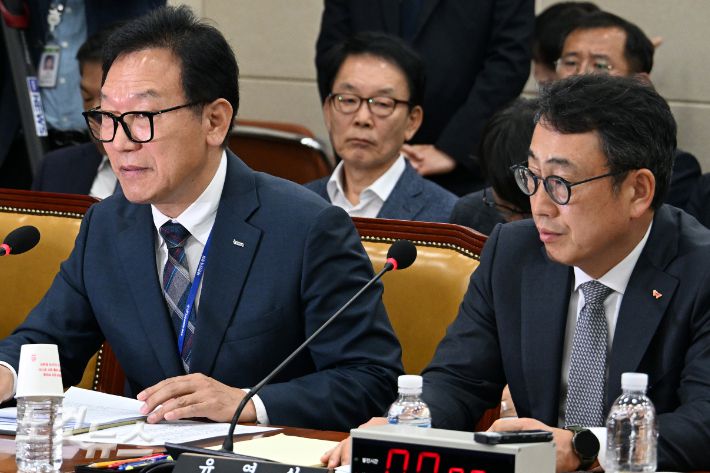 왼쪽부터 이상중 한국인터넷진흥원 원장, SKT 유영상 사장. 윤창원 기자