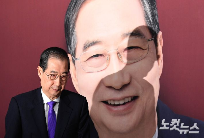 한덕수 무소속 대선 예비후보가 7일 오후 서울 여의도 선거캠프에서 단일화와 관련해 입장을 밝힌 뒤 자리를 뜨고 있다. 한 후보는 "단일화가 이뤄지지 않으면 대선 본후보 등록을 하지 않겠다"고 말했다. 황진환 기자