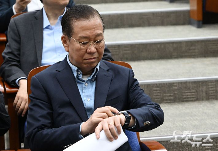 권영세 국민의힘 비상대책위원장이 6일 오후 서울 여의도 국에서 열린 의원총회에 참석해 시계를 보고 있다. 류영주 기자