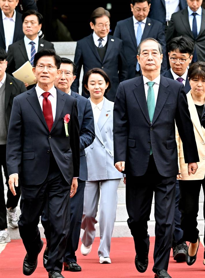 국민의힘 김문수 대선 후보(왼쪽)와 무소속 한덕수 대선 예비후보가 7일 오후 6시 단일화 논의를 위한 회동을 앞두고 있다. 사진은 지난 5일. 연합뉴스