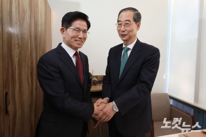 김문수 국민의힘 대선 후보와 한덕수 무소속 예비후보가 7일 오후 서울 종로구의 한 식당에서 단일화 관련 회동을 하기 전 악수하고 있다. 류영주 기자