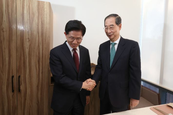 악수하는 김문수 후보와 한덕수 예비후보      (서울=연합뉴스) 황광모 기자 = 국민의힘 김문수 대선후보(왼쪽)와 무소속 한덕수 대선 예비후보가 7일 서울 종로구의 한 식당에서 후보 단일화 관련 회동을 하기 전 악수하고 있다. 2025.5.7 [공동취재]     hkmpooh@yna.co.kr (끝)   <저작권자(c) 연합뉴스, 무단 전재-재배포, AI 학습 및 활용 금지> 연합뉴스