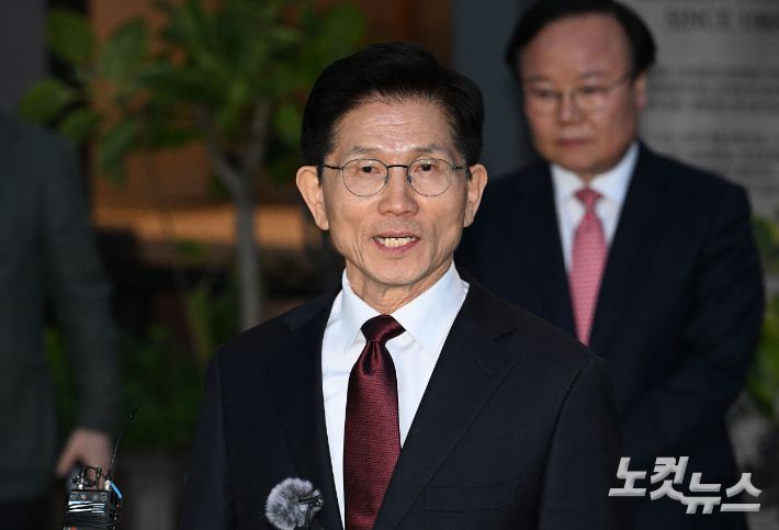 국민의힘 김문수 대선후보가 전날 서울 종로구의 한 식당에서 한덕수 무소속 대선 예비후보와의 단일화 관련 회동을 마친 후 입장을 밝히고 있다. 류영주 기자