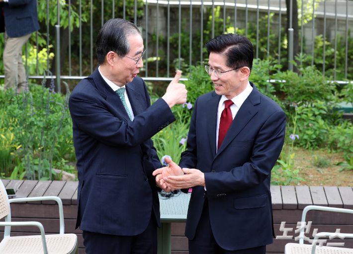 국민의힘 김문수 대선후보와 무소속 한덕수 대선 예비후보가 8일 서울 여의도 국회에서 후보 단일화와 관련해 회동하고 있다. 황진환 기자