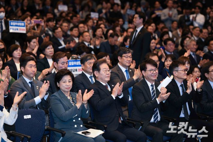 이재명 더불어민주당 대통령 선거 후보가 8일 서울 여의도 기업중앙회 KBIZ홀에서 열린 중앙선대위 직능본부 민생정책 협약식에서 박수치고 있다. 박종민 기자