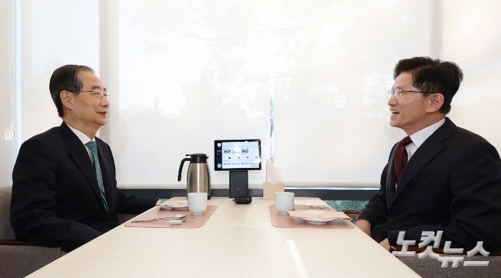 국민의힘 김문수 대선후보와 무소속 한덕수 대선 예비후보가 7일 서울 종로구의 한 식당에서 후보 단일화와 관련해 회동하고 있다. 류영주 기자