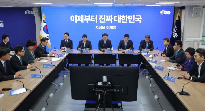 더불어민주당 윤호중 중앙선대위 총괄본부장이 8일 서울 여의도 민주당사에서 열린 총괄본부장단 회의에서 발언하고 있다. 연합뉴스