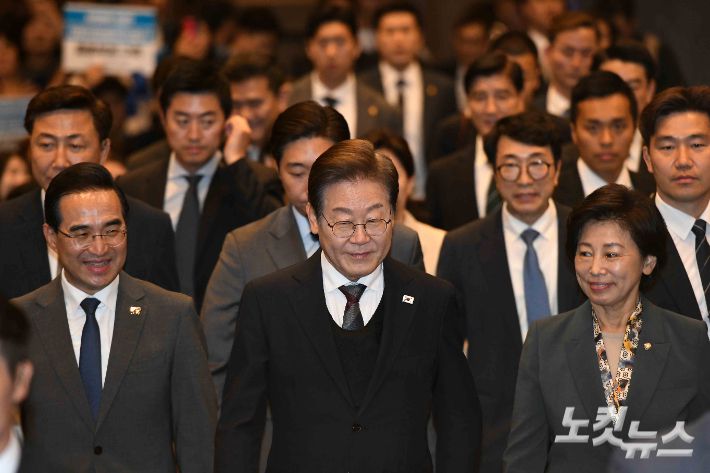 이재명 더불어민주당 대통령 선거 후보가 8일 서울 여의도 기업중앙회 KBIZ홀에서 열린 중앙선대위 직능본부 민생정책 협약식에 참석하고 있다. 박종민 기자