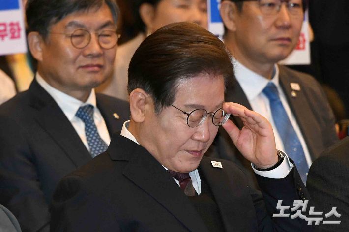 이재명 더불어민주당 대통령 선거 후보가 8일 서울 여의도 기업중앙회 KBIZ홀에서 열린 중앙선대위 직능본부 민생정책 협약식에서 식순을 확인하고 있다. 박종민 기자