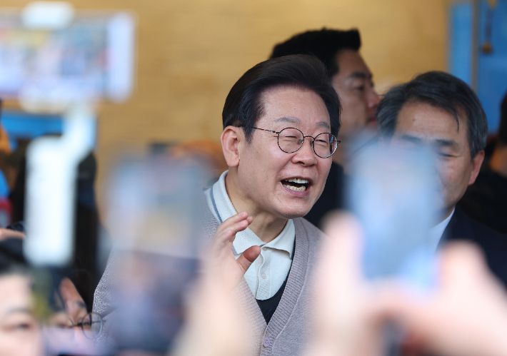 더불어민주당 이재명 대선 후보가 제3차 골목골목 경청투어로 경북지역 방문에 나선 9일 경북 칠곡군 석적읍의 한 상가 앞에서 주민과 지지자들을 상대로 즉흥 연설을 하고 있다. 연합뉴스