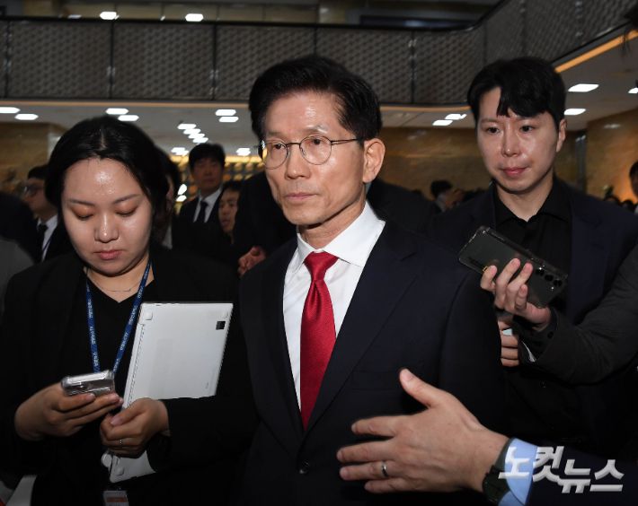 국민의힘 김문수 대선후보가 9일 국회에서 열린 의원총회 중 권영세 비대위원장의 발언 후 의총장을 떠나고 있다. 황진환 기자