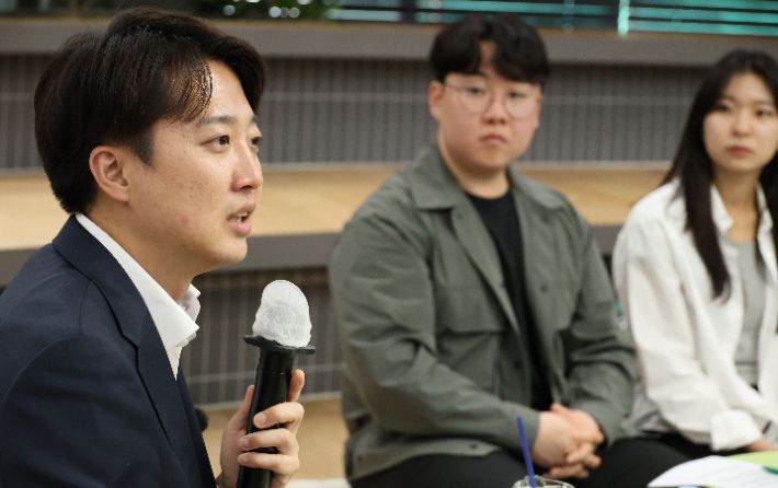 카이스트 학생들 만난 이준석 대선후보     (대전=연합뉴스) 강수환 기자 = 개혁신당 이준석 대선후보가 7일 오후 대전 유성구 한국과학기술원(KAIST)에서 재학생들과 '2030 현장 청취' 간담회를 진행하고 있다. 2025.5.7     swan@yna.co.kr (끝)   <저작권자(c) 연합뉴스, 무단 전재-재배포, AI 학습 및 활용 금지> 연합뉴스