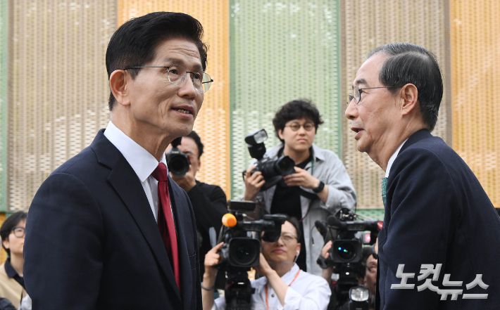 김문수 국민의힘 대선 후보와 한덕수 무소속 대선 예비후보가 지난 8일 국회 사랑재에서 만나 후보 단일화를 위한 2차 회동을 마친 뒤 이석하고 있다. 황진환 기자