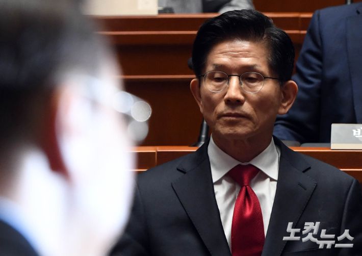 국민의힘 김문수 대선후보가 9일 국회에서 열린 의원총회에 참석해 권영세 비대위원장의 발언을 듣고 있다. 황진환 기자