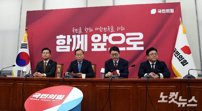 국민의힘 권영세 비상대책위원장이 8일 오후 국회에서 열린 대선후보 단일화 관련 기자간담회에 참석해 발언하고 있다. 황진환 기자