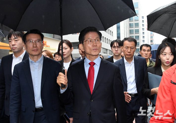 국민의힘 김문수 대선후보가 10일 오전 서울 여의도 선거캠프에서 기자회견 후 중앙당사로 향하고 있다. 황진환 기자