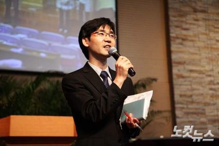 서울영동교회 강도사 시절의 강성호 목사. 강성호 목사는 대학시절 학생신앙운동(SFC) 활동을 통해 목회로의 부르심을 확인하게 되었다. 강 목사는 "유학을 앞두고 김장하 선생님을 찾아 '기독교 윤리로 석사와 박사를 공부하러 갑니다'라고 말씀드렸을 때도' 윤리학이라는 것 자체가 이 사회에 꼭 필요한 학문이니 잘 공부하고 돌아와서 사회에 보탬이 되는 사람이 되어라'고 격려해주셨다"고 말했다.