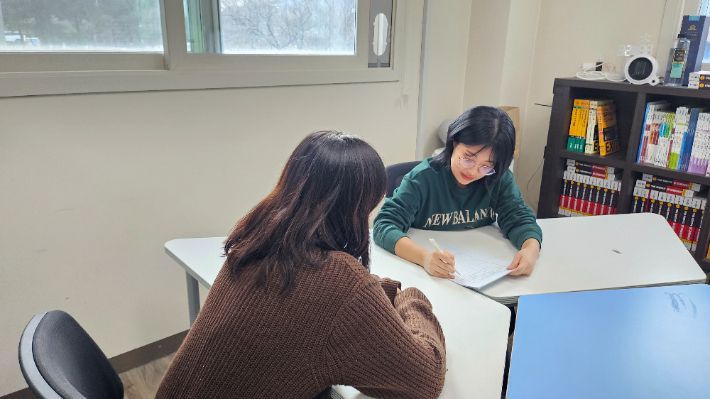 학교 밖 청소년과 상담을 진행하고 있는 학교밖청소년지원센터 박지아 팀장. 박지아 제공