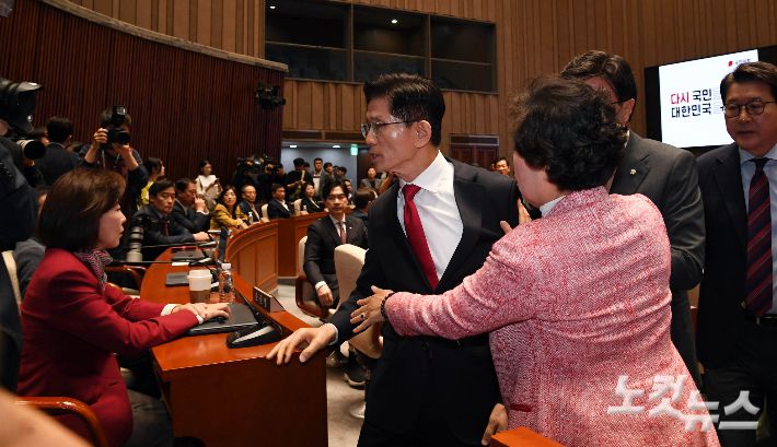 국민의힘 김문수 대선후보가 9일 국회에서 열린 의원총회 중 권영세 비대위원장의 발언 후 의총장을 떠나고 있다. 황진환 기자