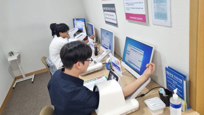 춘천시 학교밖청소년지원센터를 이용하는 청소년들이 건강검진을 받고 있다. 박지아 제공