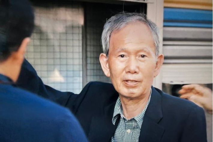 '어른 김장하' 갈무리. 강성호 목사는 "장학금을 받으러 선생님을 찾아뵈면 한약방에서 번 현금을 그 자리에서 바로 주셨고, 영수증이나 증빙도 요구하지 않으셨다"며 "깊은 신뢰와 믿음을 경험할 수 있었다"고 말했다. 이어 "선생님은 장학생 명부를 만들려다 혹여나 장학생들에게 부담이 될까 그만두셨고, 장학생들에게서 어떤 요구도 하지 않으셨다"며 "자기 명예나 평판을 위해서가 아니라, 진심으로 가난한 이들을 돕고 사회로부터 받은 유익을 나누고자 하셨다"고 강조했다.