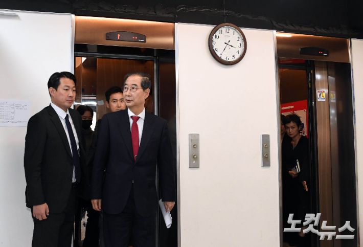 한덕수 대선 예비후보가 10일 오후 서울 여의도 국민의힘 당사에서 기자회견을 하기 위해 들어서고 있다. 황진환 기자