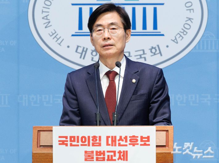 국민의힘 조경태 의원이 10일 오후 국회에서 한덕수 대선 예비후보의 사퇴를 촉구하는 기자회견을 하고 있다. 황진환 기자