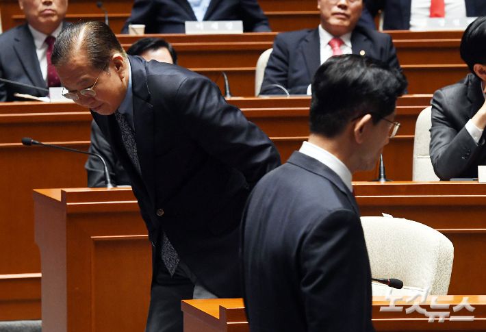 지난 9일 국민의힘 김문수 대선후보가 국회에서 열린 의원총회에 참석해 발언 후 권영세 비대위원장 앞을 지나가고 있다. 황진환 기자