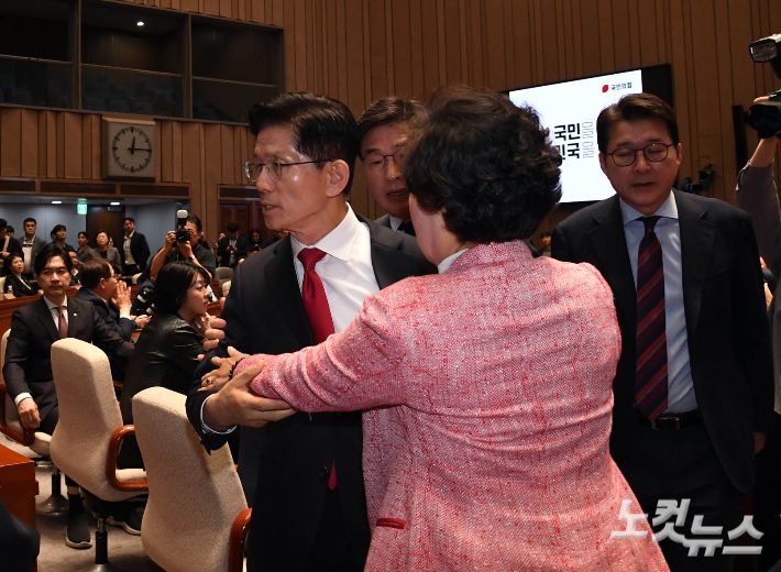 지난 9일 국민의힘 김문수 대선후보가 국회에서 열린 의원총회 중 권영세 비대위원장의 발언 후 의총장을 떠나고 있다. 황진환 기자