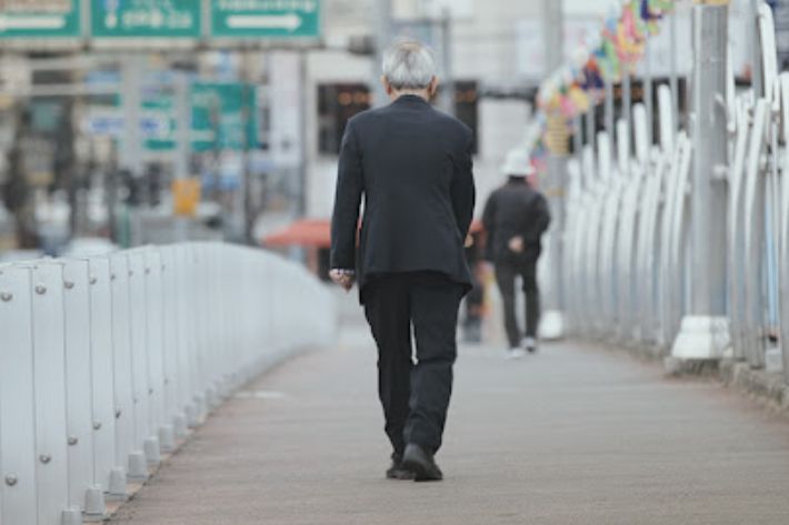 경남 진주의 한약방에서 시작된 한 사람의 조용한 나눔이, 한 청년의 인생을 바꾸고, 오늘의 한 목회자를 길러냈다.