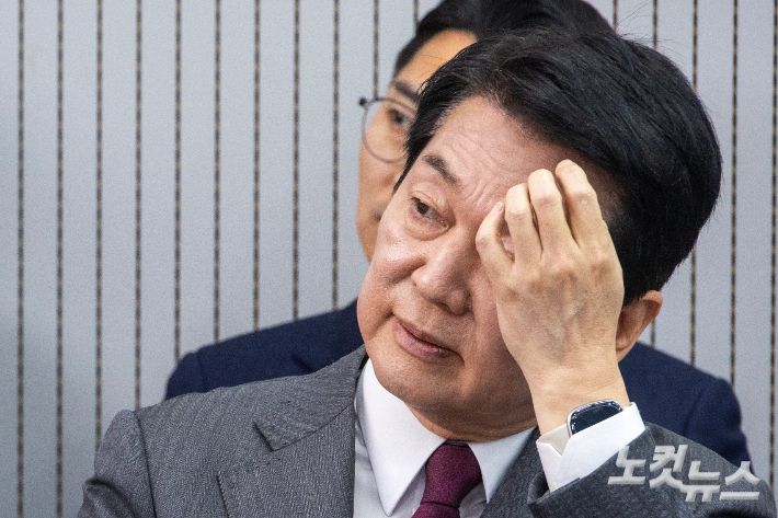 지난달 29일 제21대 대통령후보자 국민의힘 3차 경선 진출자를 발표하는 서울 여의도 국민의힘 중앙당사에서 안철수 후보가 결과를 기다리는 모습. 윤창원 기자