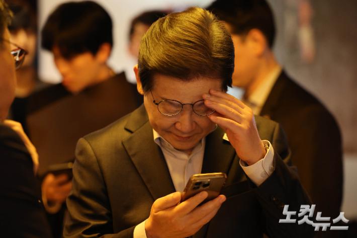 더불어민주당 이재명 대통령 후보가 노동절인 지난 1일 오후 서울 종로구 삼일대로 한 식당에서 열린 민생시리즈2 <비전형 노동자 간담회>를 마치고 스마트폰을 보고 있다. 황진환 기자