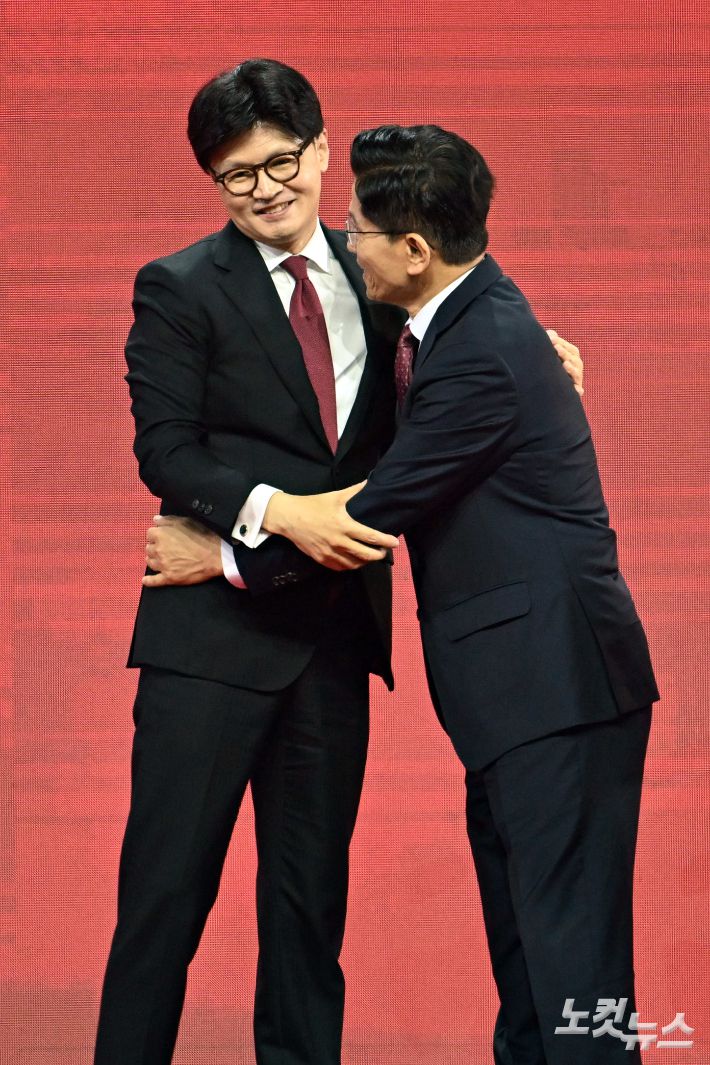 사진은 지나 3일 김문수 후보를 국민의힘 공식 대선 후보로 선출한 국민의힘 전당대회 당시 한동훈과 김문수. 지난 9일 한덕수후보로의 기습교체에 친한동훈계 인사들을 중심으로 당지도부 사퇴 촉구 여론이 펼쳐졌다. 윤창원 기자