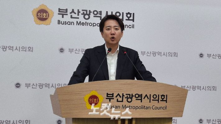 11일 부산 찾은 개혁신당 이준석 후보가 부산시의회에서 브리핑하고 있다. 강민정 기자